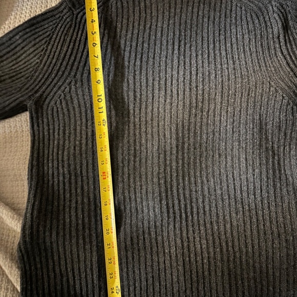 Theory Karenia Cashmere And Felted Wool Turtleneck Sweater sz M - Picture 6 of 6